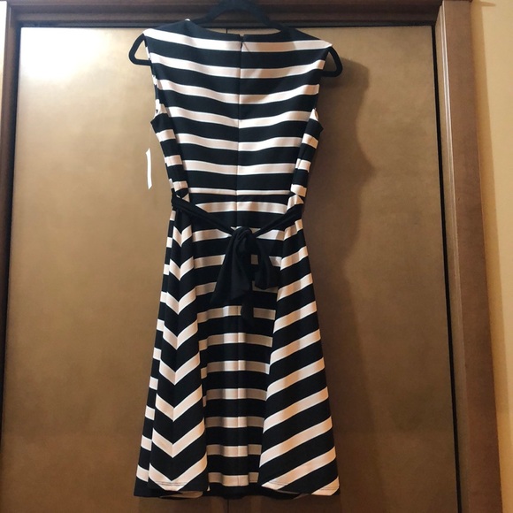 Roz & Ali Dress NWT purchased from the Dressbarn - Picture 6 of 7